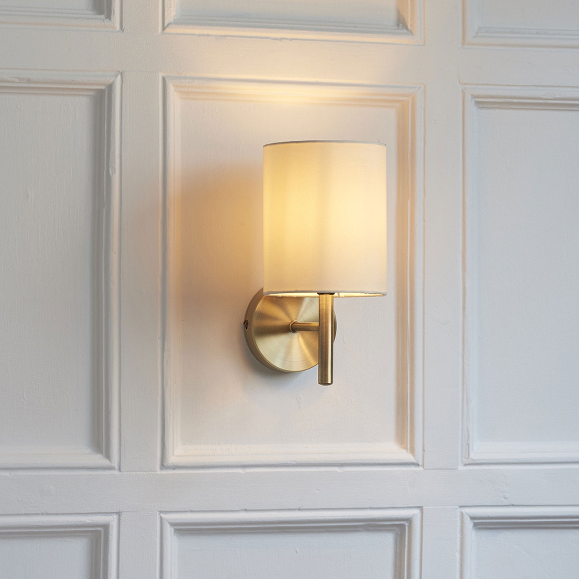 Elyndra – Antique Brass Wall Light