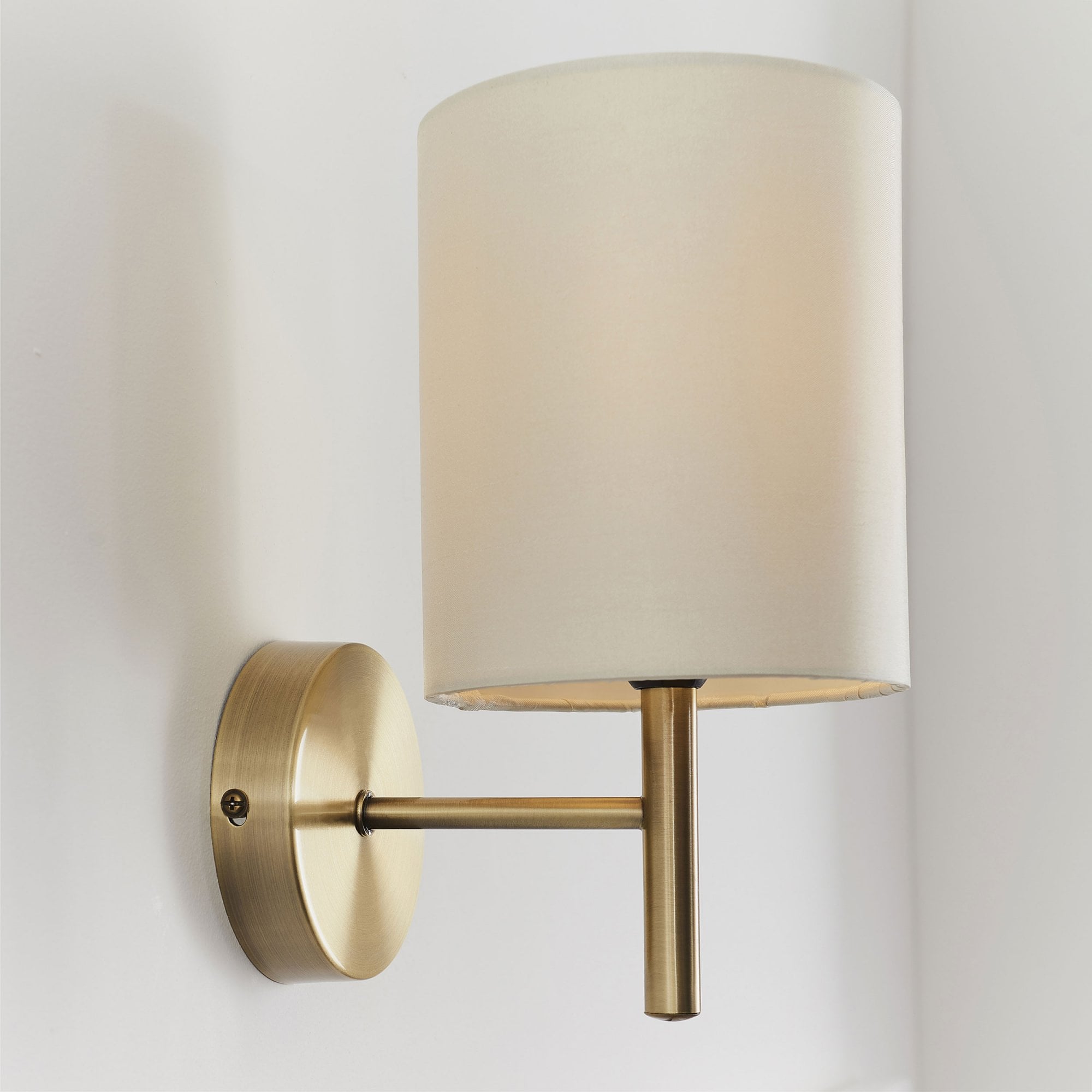 Elyndra – Antique Brass Wall Light