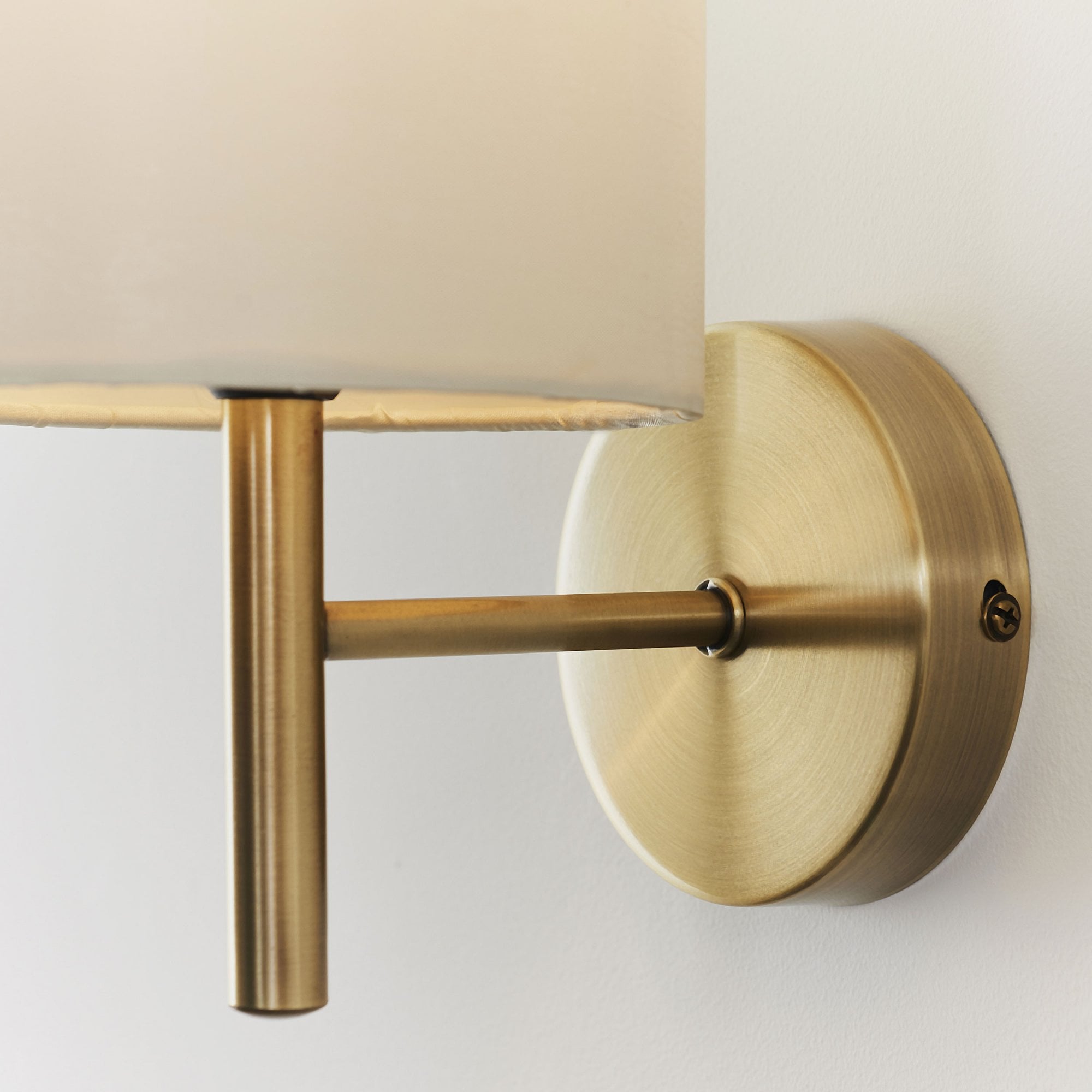 Elyndra – Antique Brass Wall Light