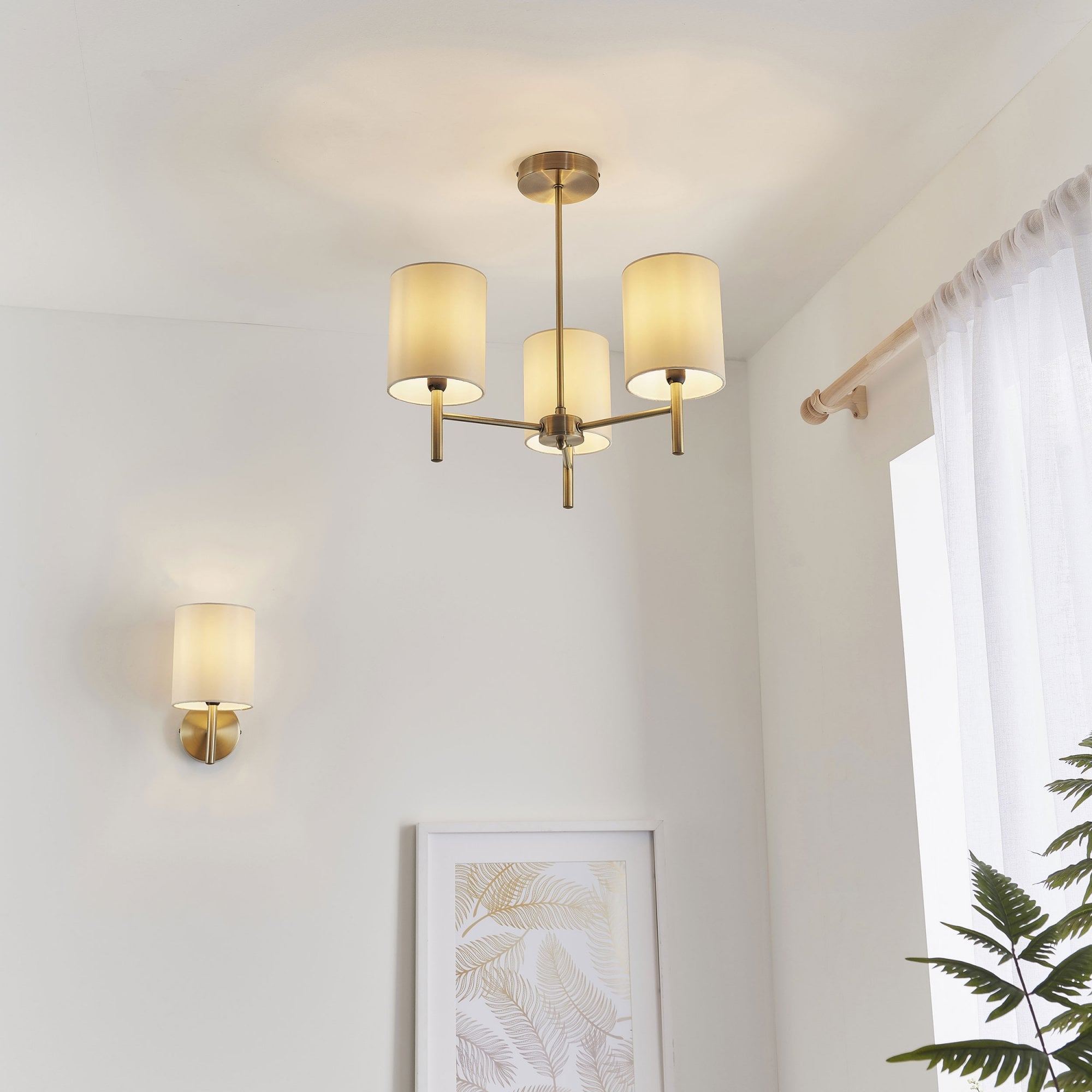 Elyndra – Antique Brass Wall Light