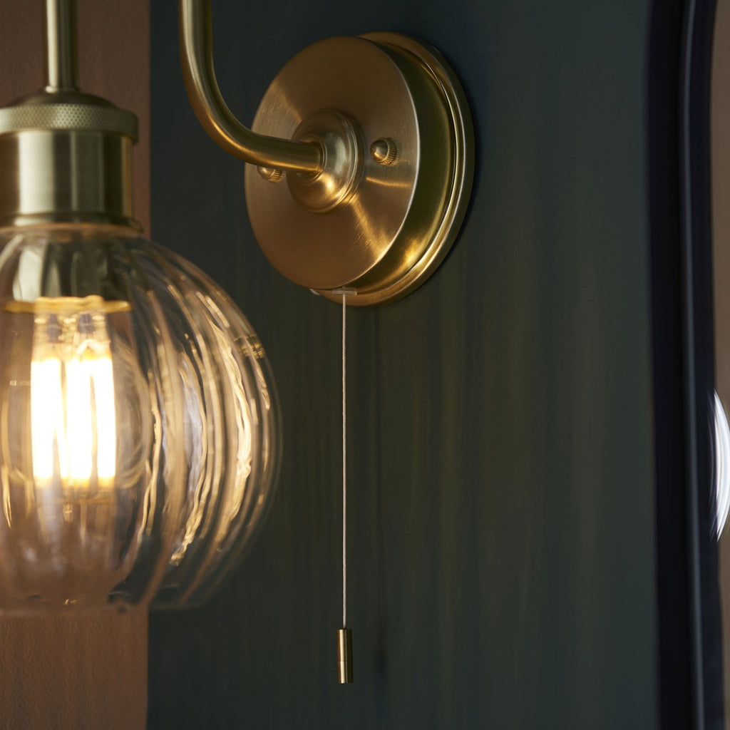 Virello – Satin Brass Wall Light with Ribbed Glass Shade
